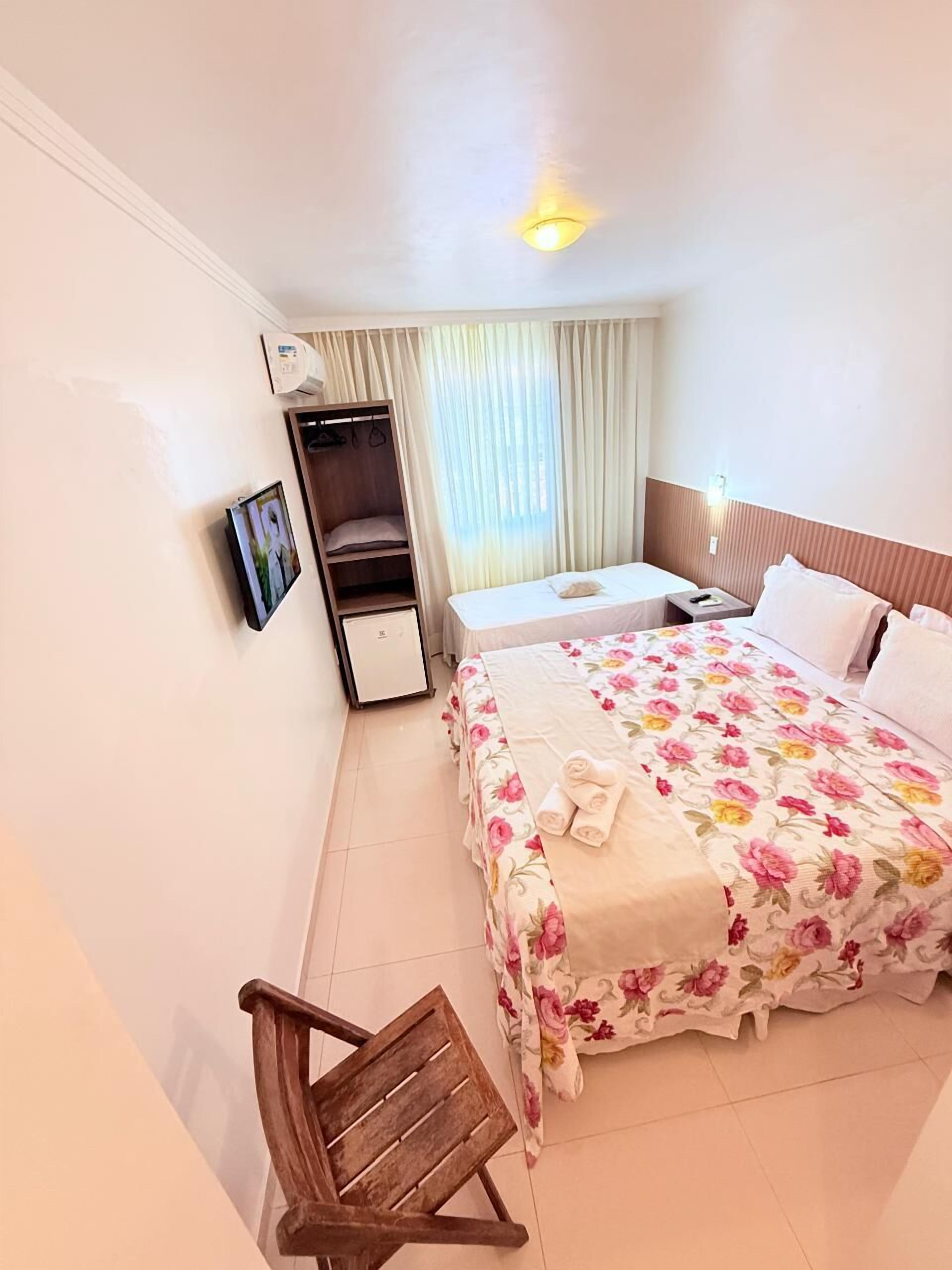 标准三人房 | 迷你吧、床单