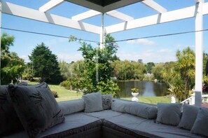 Lobby sitting area - Silver Waters Lodge (Dairy Flat)