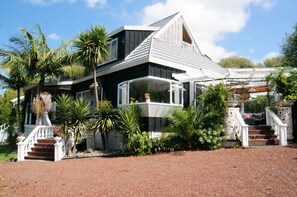 Property entrance - Silver Waters Lodge (Dairy Flat)