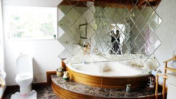 Silver Waters Lodge | Bathroom | Free toiletries, hair dryer, bathrobes, slippers