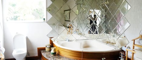Silver Waters Lodge | Bathroom | Free toiletries, hair dryer, bathrobes, slippers