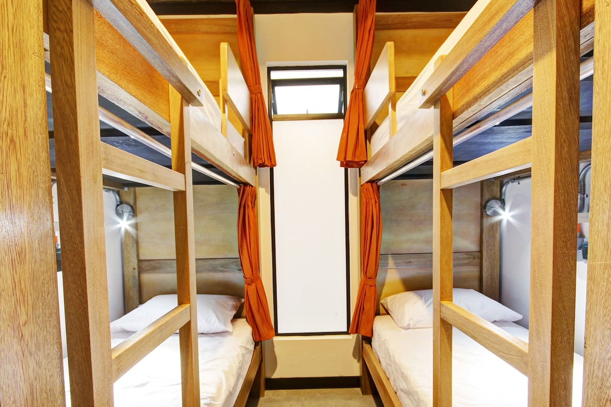 Asrama Umum, kamar mandi umum (Dormitorio 4 Pax) | Setrika/meja setrika, Wi-Fi gratis, dan seprai linen