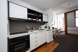 Appartement Deluxe, 1 chambre, vue ville | Cuisine privée | Grand réfrigérateur, micro-ondes, four, plaque de cuisson