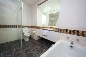 Charming and Stylish Apartment | Bathroom | Separate tub and shower, free toiletries, towels