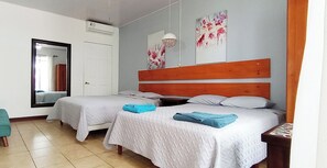 Quadrupla Standard, vista piscina | Una scrivania, postazione laptop, Wi-Fi gratuito