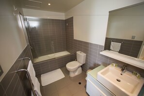 Apartment, 2 Bedrooms | Bathroom | Combined shower/tub, free toiletries, towels