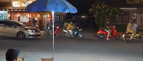 ด้านหน้าที่พัก - ตอนเย็น/กลางคืน