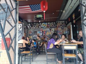 Se sirven desayunos, almuerzos y cenas; cocina tailandesa