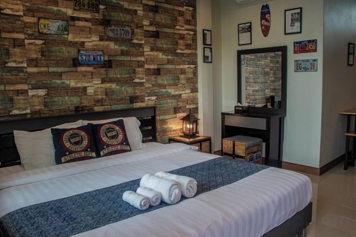 Minibar, desk, WiFi (free), bed sheets