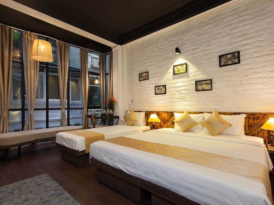 Familienzimmer, Stadtblick | Zimmersafe, kostenloses WLAN, Bettwäsche