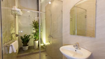 Quarto casal superior | Banheiro | Produtos de toalete grátis, secador de cabelo, toalhas de banho