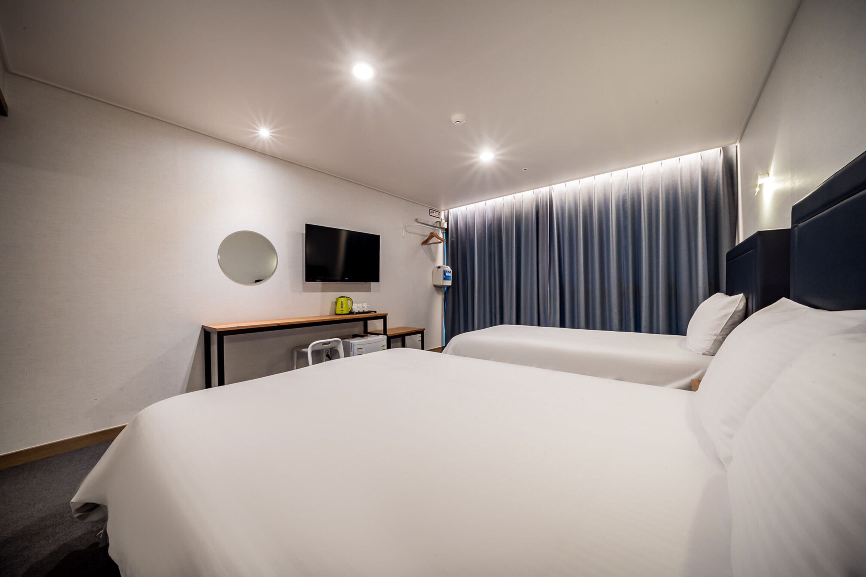 c - deluxe | blackout curtains, soundproofing, free wifi, bed sheets