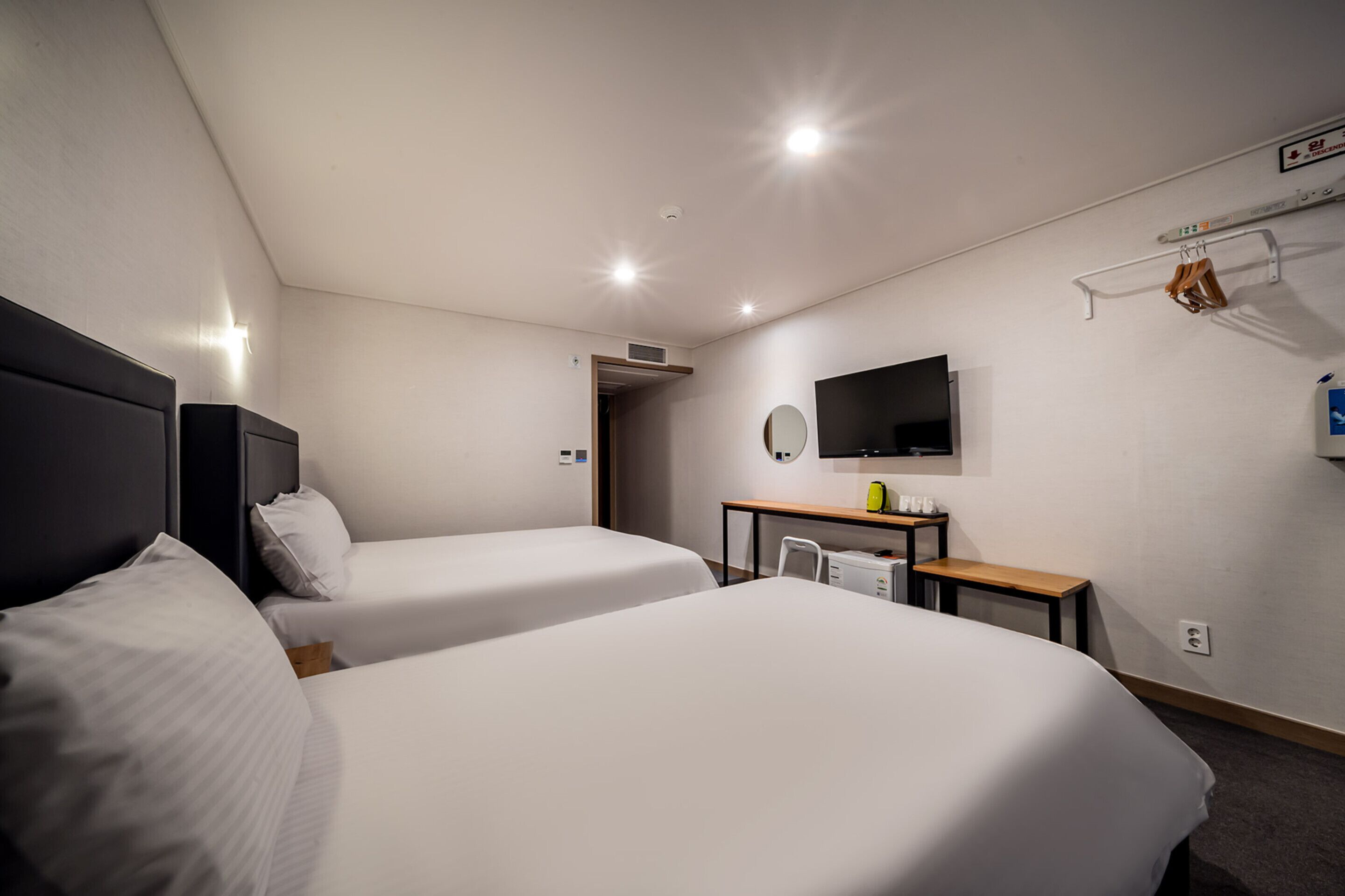 c - deluxe | blackout curtains, soundproofing, free wifi, bed sheets