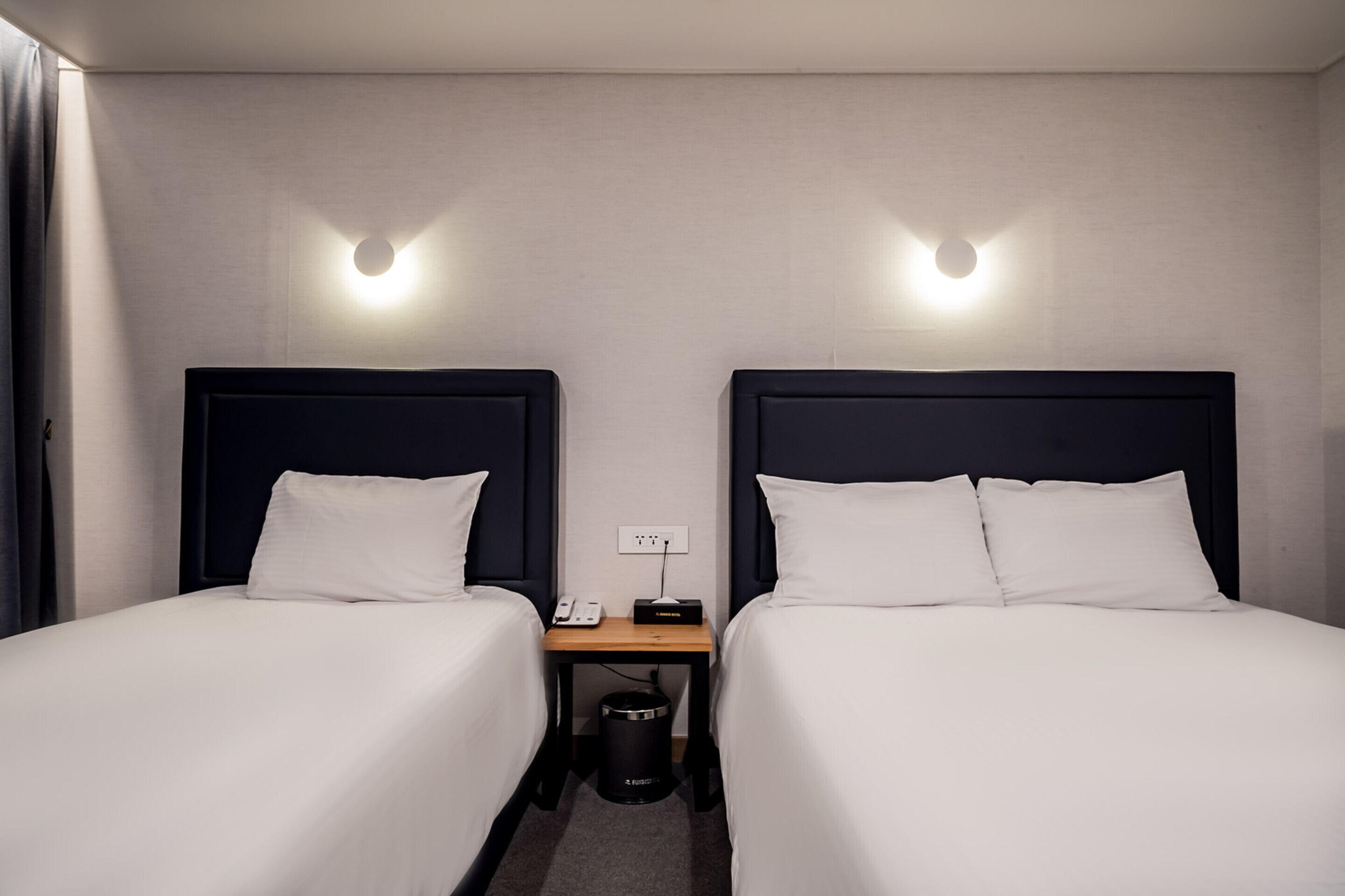 c - deluxe | blackout curtains, soundproofing, free wifi, bed sheets