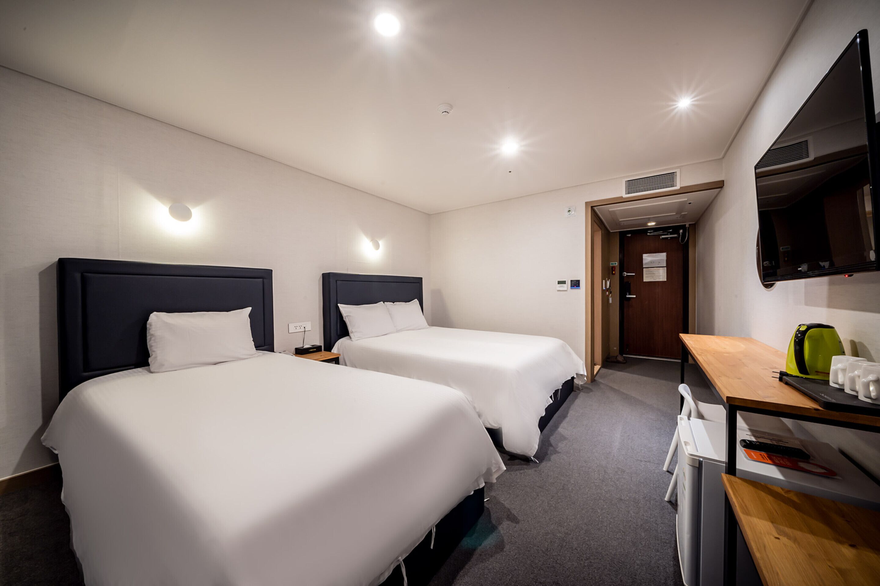 c - deluxe | blackout curtains, soundproofing, free wifi, bed sheets