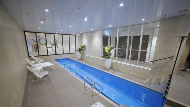 Indoor pool - Downtown Apartment with Amazing Views (Auckland)
