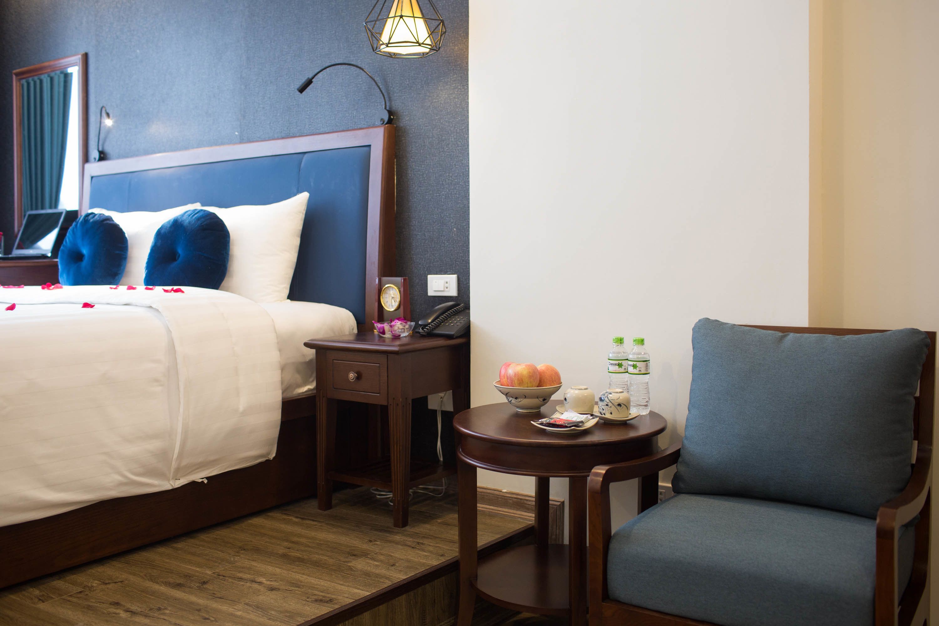 executive double or twin room | minibar, in-room safe, desk, soundproofing