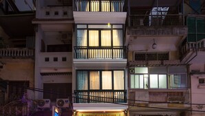 A multi-story building with a spa and a travel agency on the ground floor. - Holiday Emerald Hotel (Hanoi)