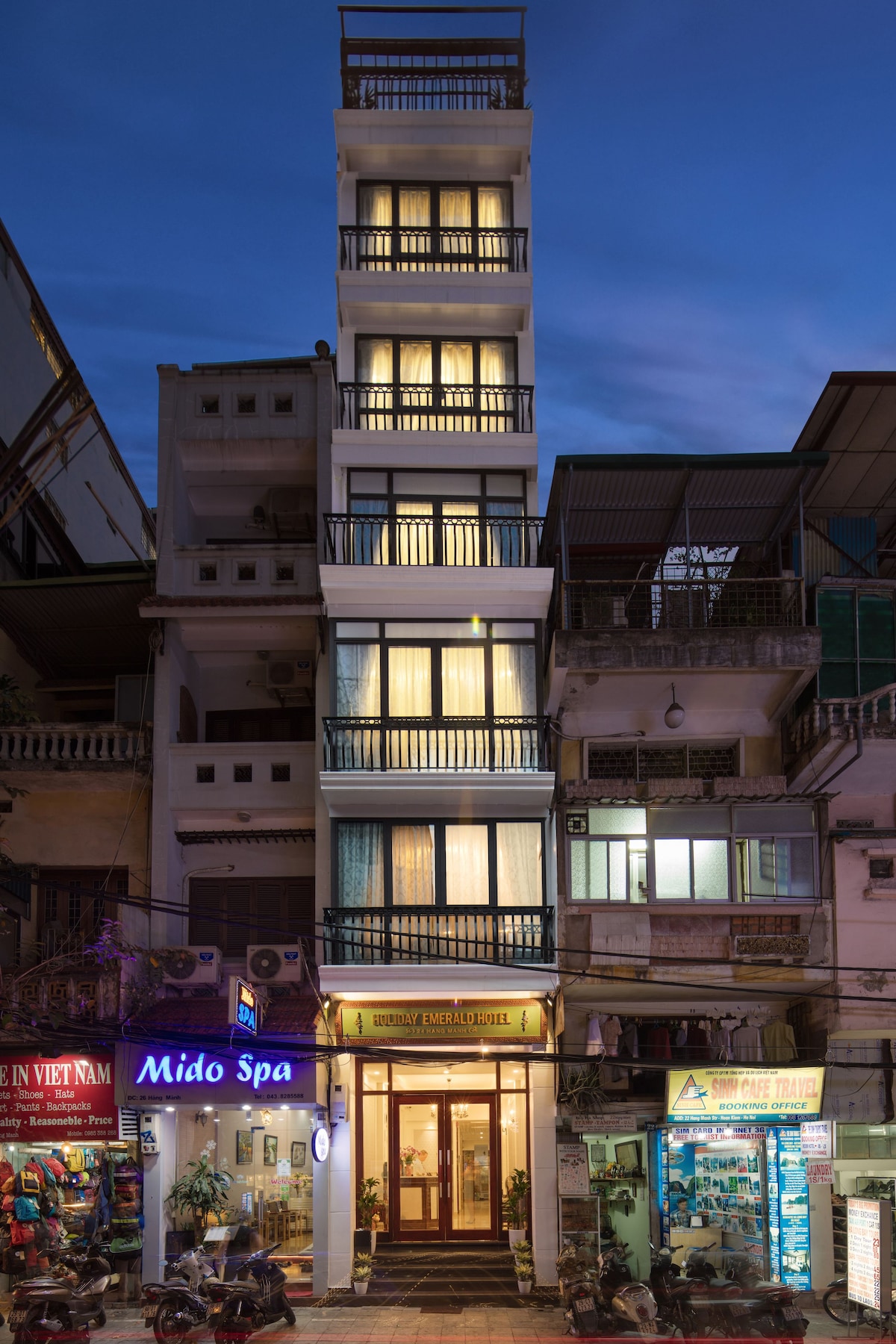 Mặt tiền Holiday Emerald Hotel tại phố cổ Hà Nội