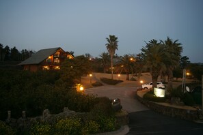 Façade de l’hébergement - soirée/nuit