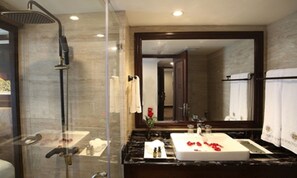 Estudio | Baño | Cabezal de ducha con hidromasaje