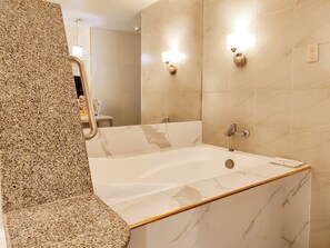 Quarto superior | Banheiro | Produtos de toalete grátis, secador de cabelo (mediante solicitação)