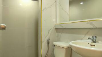 Deluxe Room | Bathroom | Free toiletries, hair dryer, slippers, towels