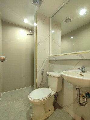 Deluxe Room | Bathroom | Free toiletries, hair dryer, slippers, towels - One Serenata Hotel Bacao (General Trias)