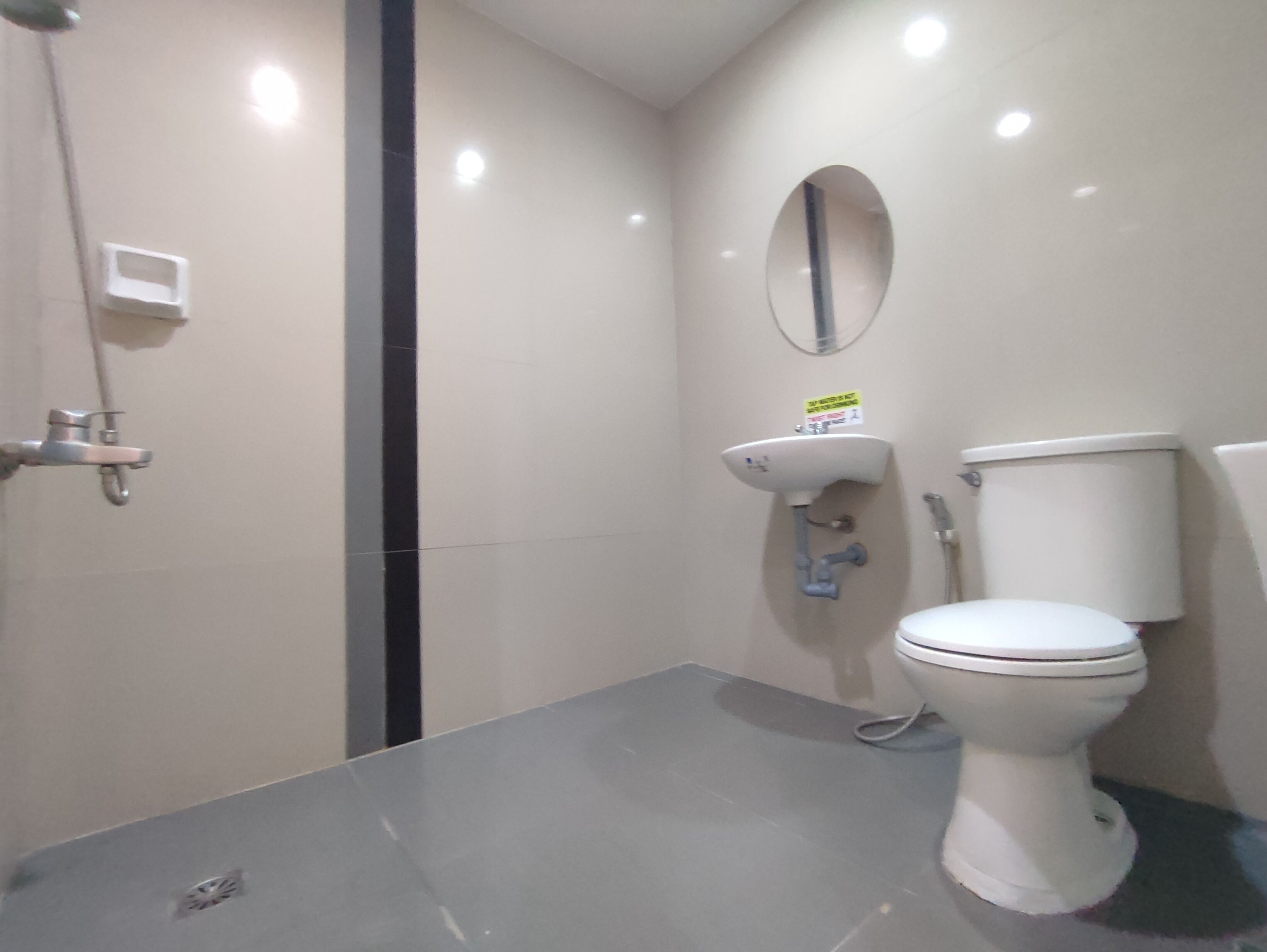 Un baño con inodoro, lavabo y ducha.
