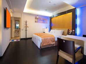Habitación empresarial doble, baño privado | Ropa de cama de alta calidad y artículos del minibar gratis 