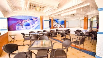 供应早餐、午餐和晚餐,地方菜,海景
