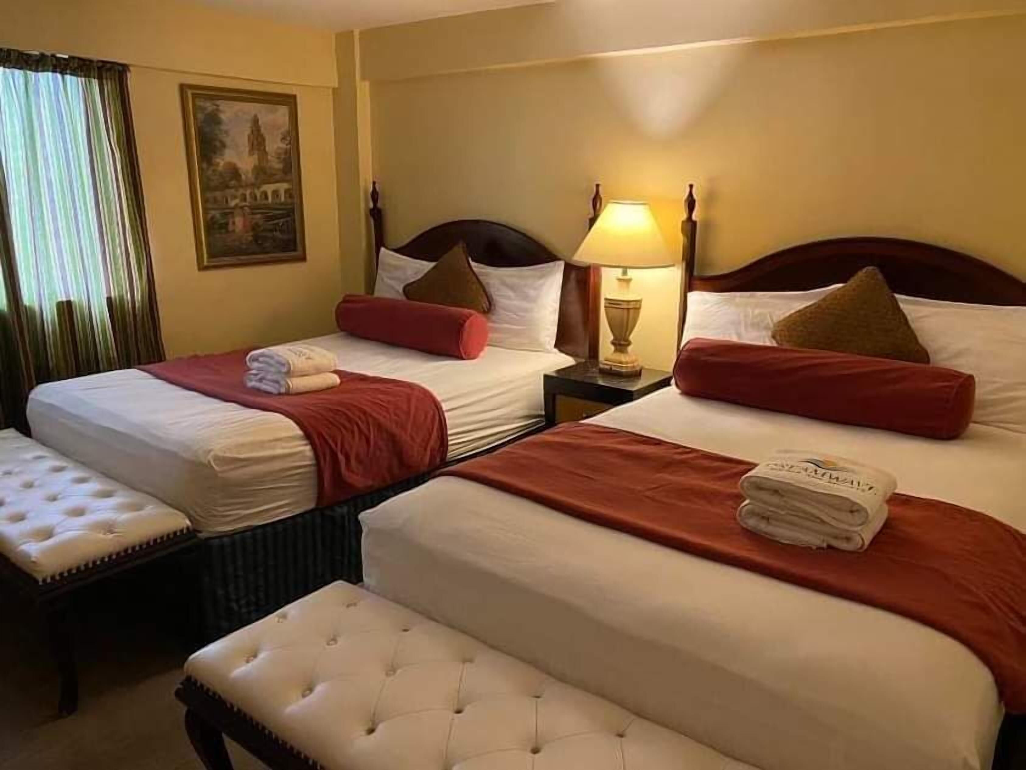 Schreibtisch, Bügeleisen/Bügelbrett, Bettwäsche