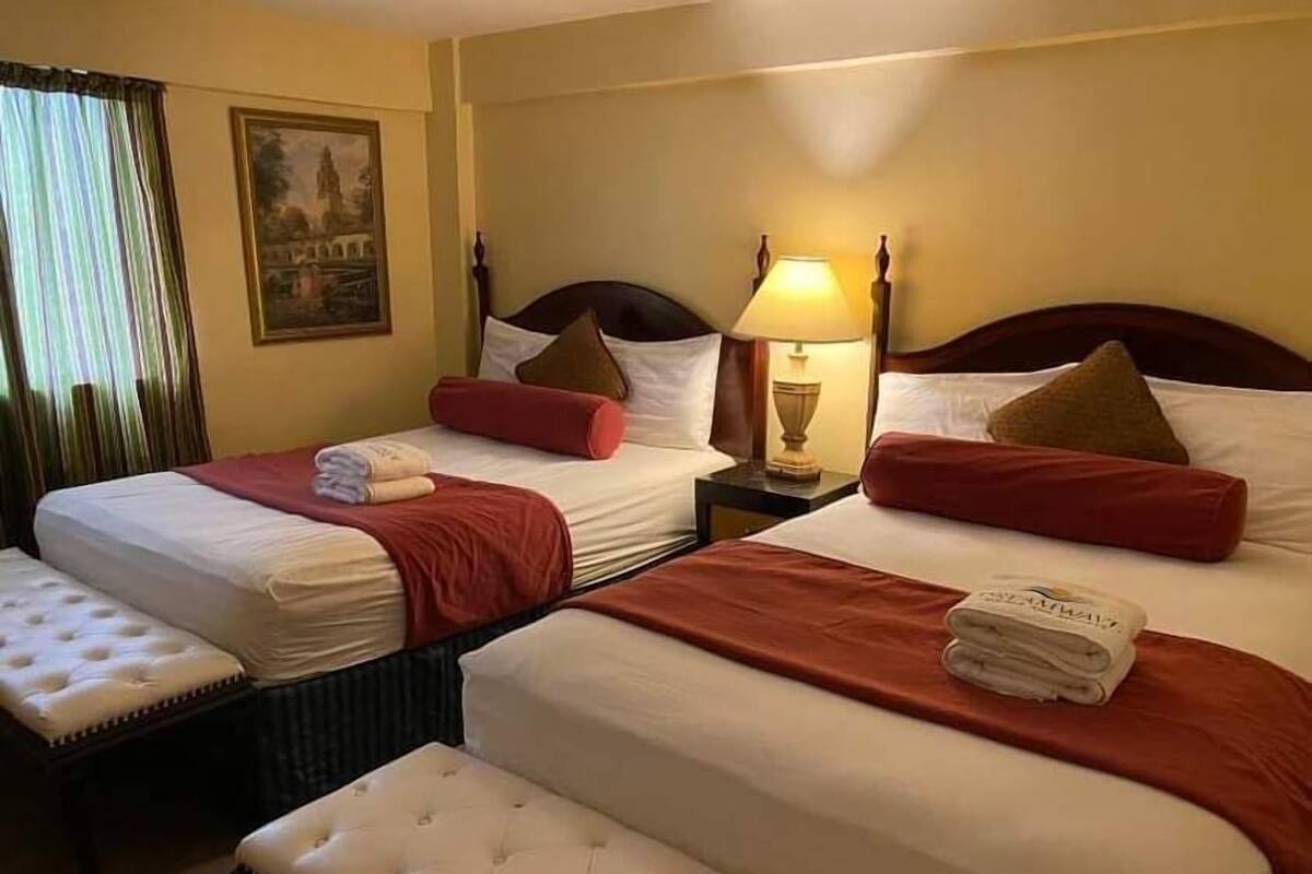 Schreibtisch, Bügeleisen/Bügelbrett, Bettwäsche