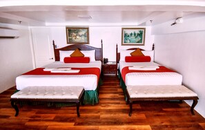 Quarto luxo | Escrivaninha, ferros/tábuas de passar roupa, roupa de cama