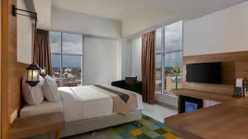 Pesonna Suite | Minibar, in-room safe, desk, blackout drapes