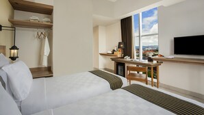Kamar Twin Panorama | Minibar, brankas, meja kerja, dan tirai kedap cahaya