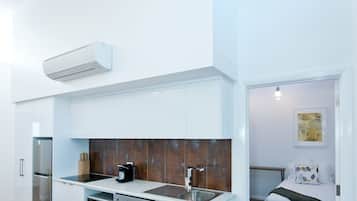 Apartment, 2 Bedrooms (Courthouse) | Dapur peribadi | Peti sejuk, ketuhar gelombang mikro, dapur, mesin basuh pinggan mangkuk