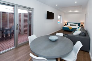 King Studio (Judges Chambers) | Living area | Flat-screen TV - Loxton Courthouse Apartments (Loxton)