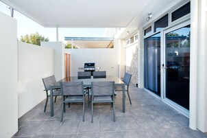 Apartamento, 2 quartos (Police Station) | Ferros/tábuas de passar roupa, Wi-Fi de cortesia, roupa de cama