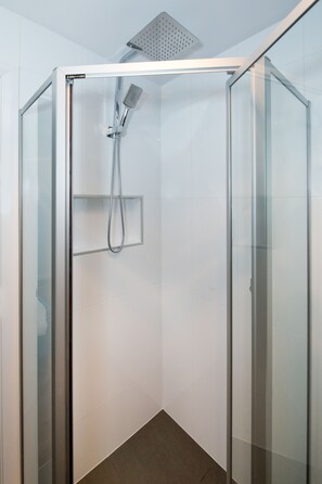 King Studio (Judges Chambers) | Bathroom | Shower, free toiletries, hair dryer, towels