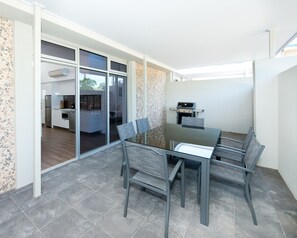 Two Bedroom Apartment (Courthouse) | Living room - Loxton Courthouse Apartments (Loxton)