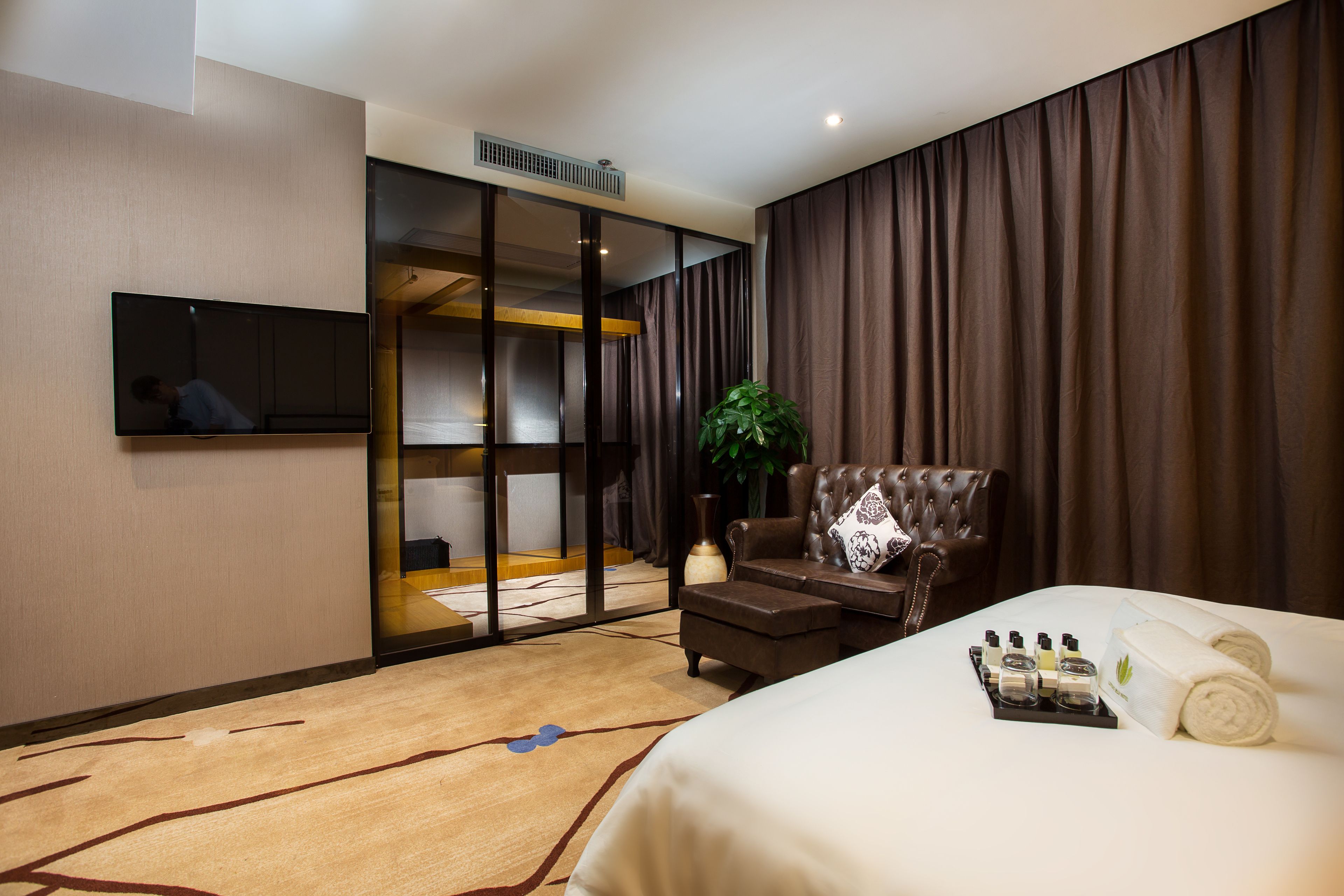 1 bedroom corner suite | premium bedding, minibar, in-room safe, desk