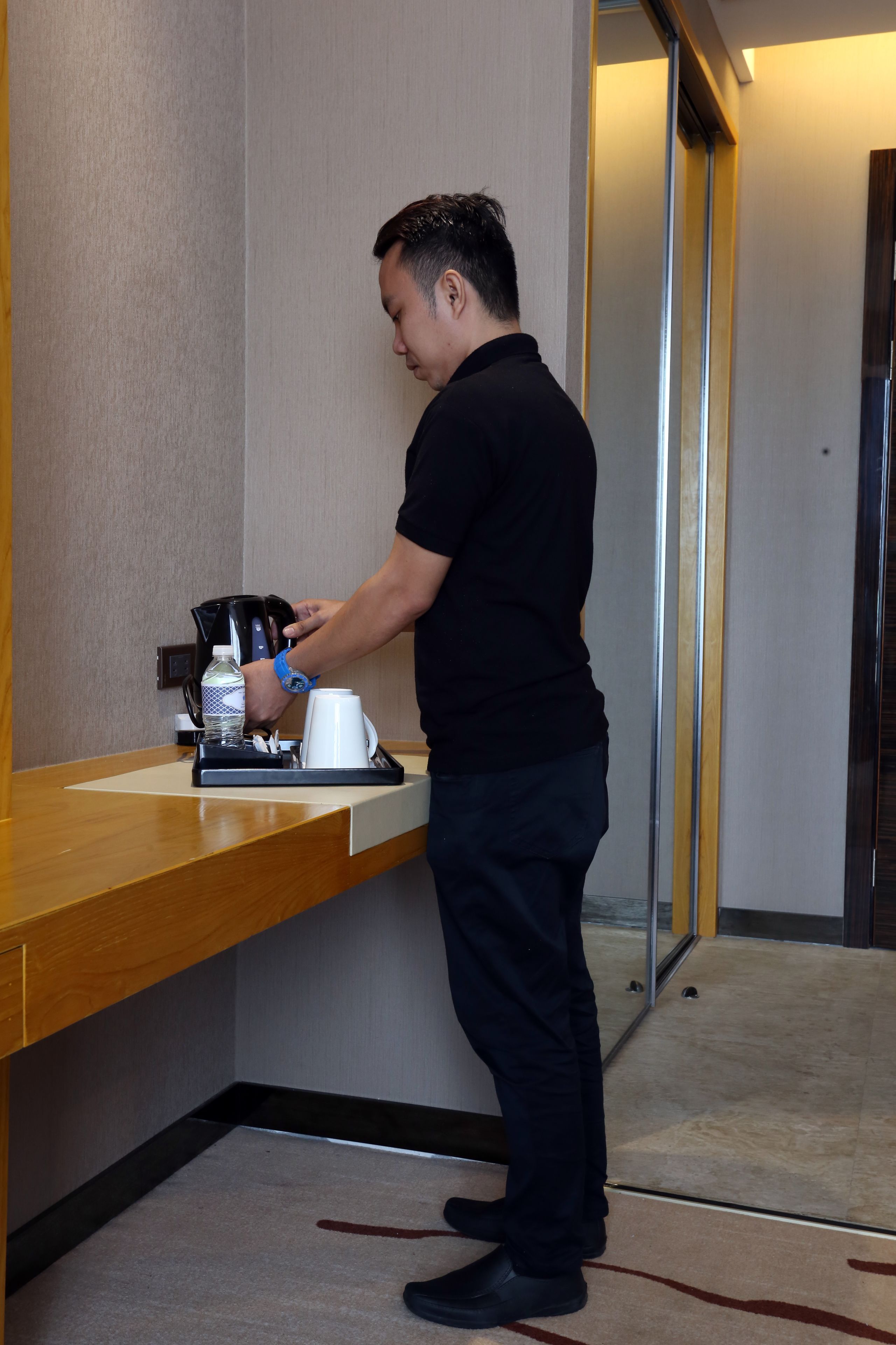 Iemand bereidt een drankje in de receptie van een hotel.
