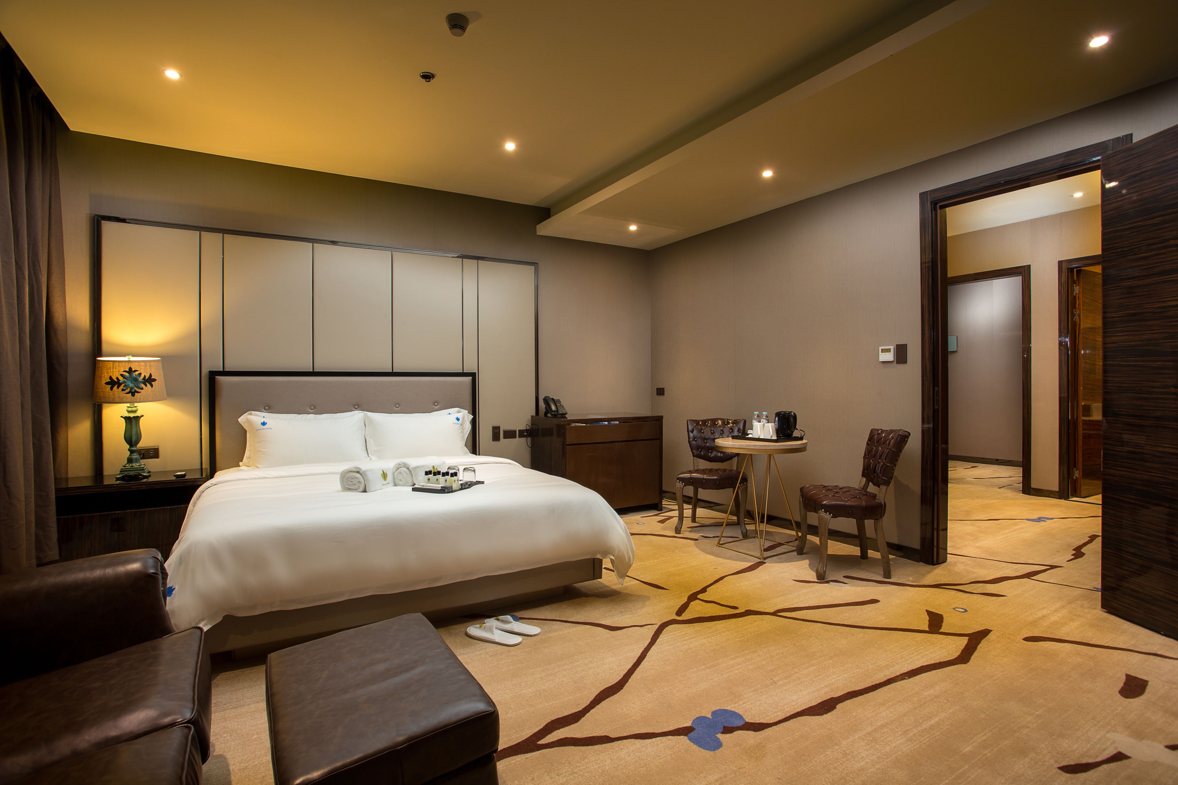 1 bedroom corner suite | premium bedding, minibar, in-room safe, desk