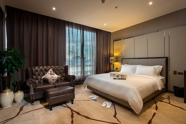 Suite, 1 camera da letto (Corner) | Biancheria da letto di alta qualità, minibar, una cassaforte in camera