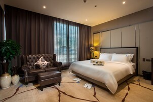 1 Bedroom Corner Suite | Premium bedding, minibar, in-room safe, desk