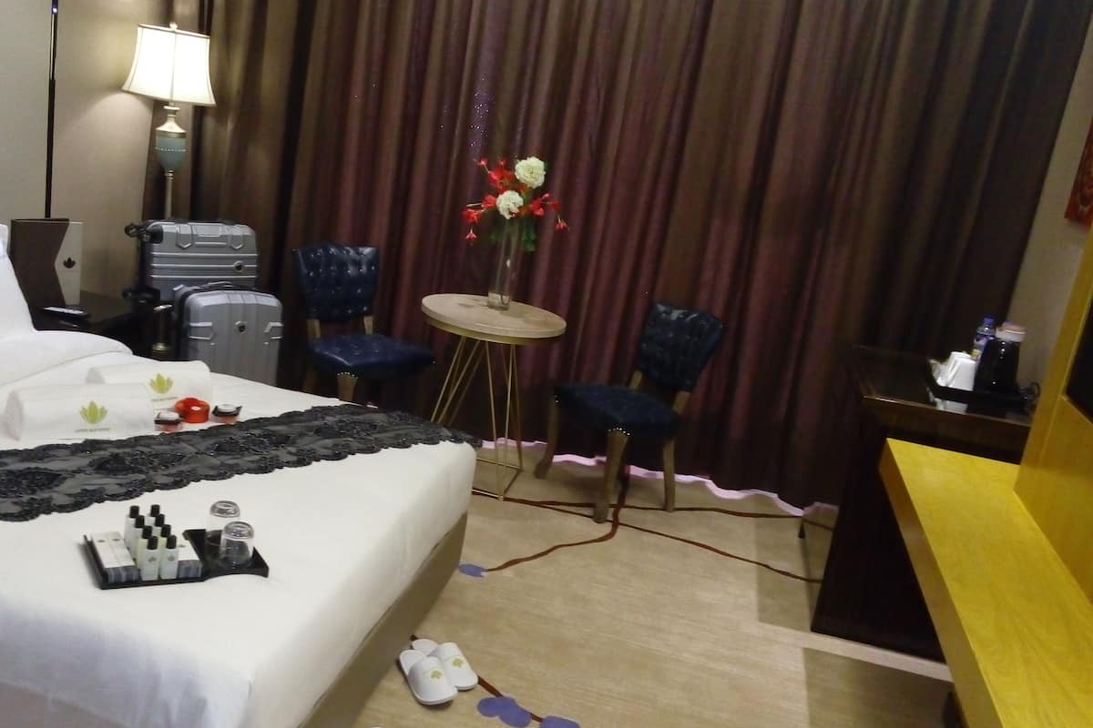 Camera Deluxe, 1 letto queen (Corner) | Biancheria da letto di alta qualità, minibar, una cassaforte in camera