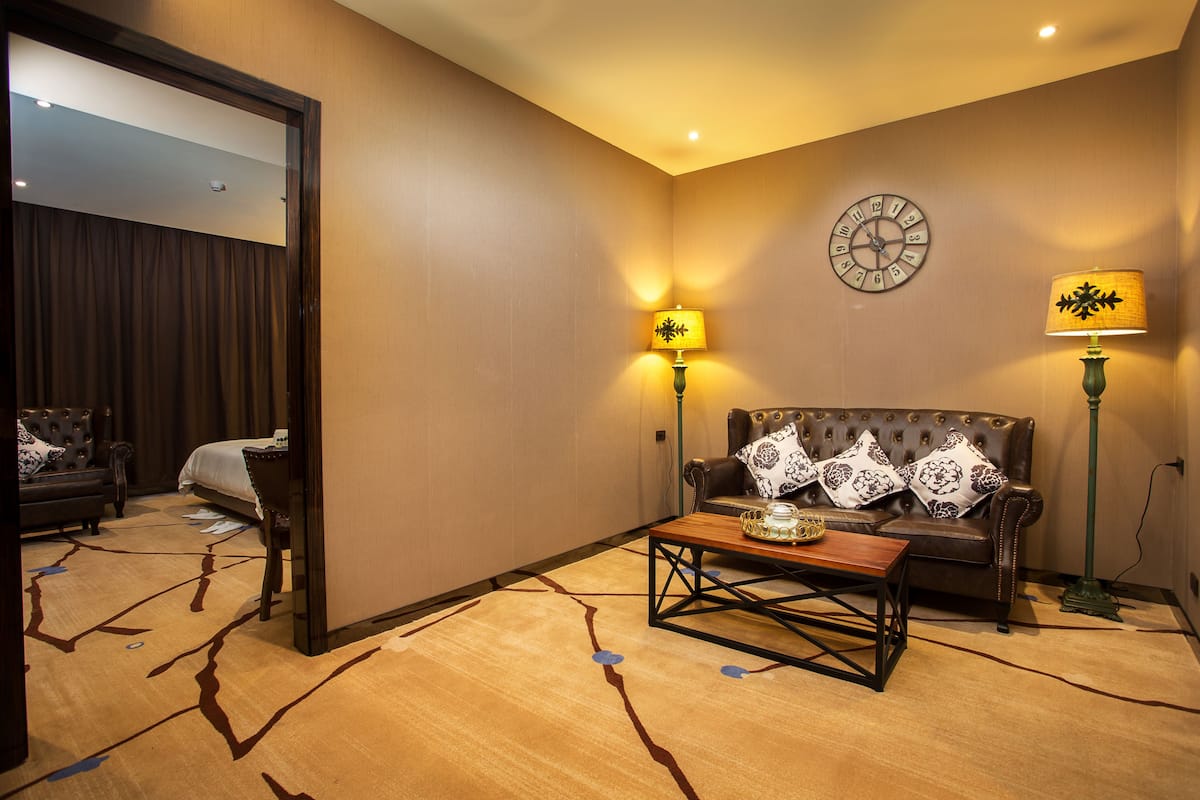 1 bedroom corner suite | premium bedding, minibar, in-room safe, desk