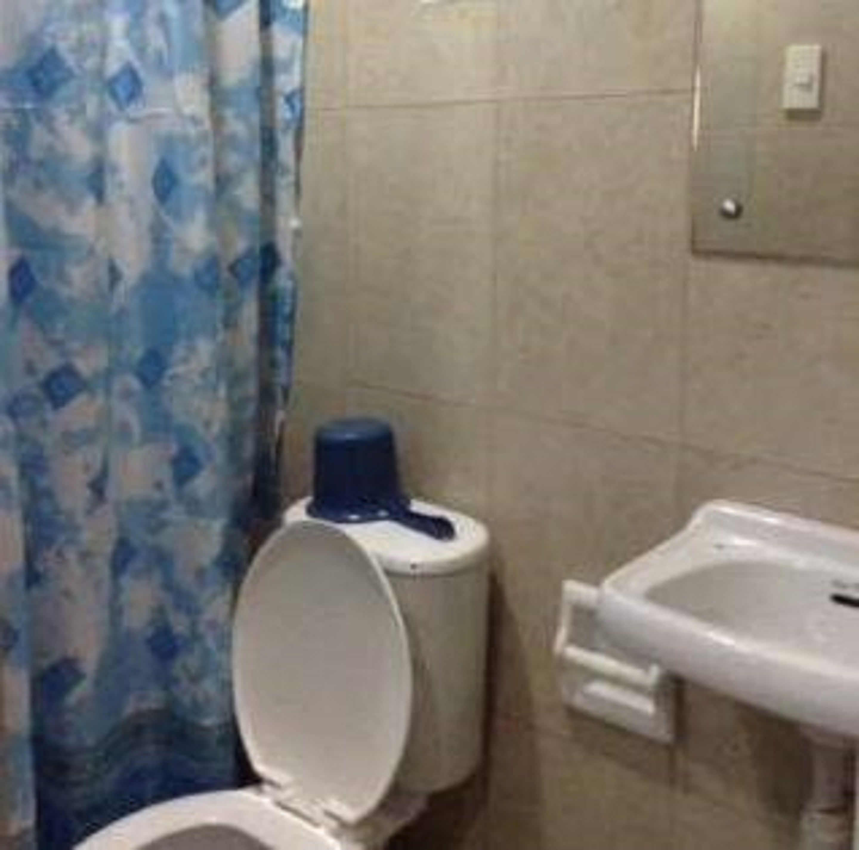 Un baño con inodoro, bidé y lavabo.