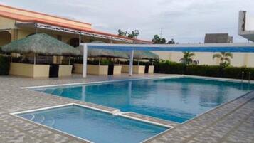 Una piscina al aire libre